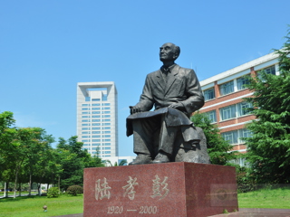 前湖校區老校長雕像